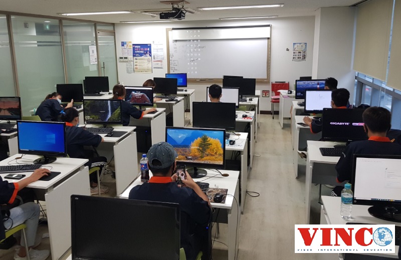 Buổi học lý thuyết trên máy của du học sinh Hàn Quốc công ty vinco